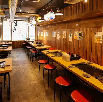 我们可以承办多达 30 人的大型宴会，是举办欢送会、欢迎会、下班后庆祝活动以及任何其他大型团体外出聚会的完美场所。这里是享用第二轮或第三轮饮品的完美场所，您可以放松身心，畅聊无忧，不必担心时间流逝。来我们餐厅和您的好友一起享受美好时光吧！