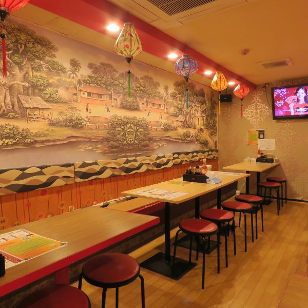 店内はこぢんまりとしながらもテーブルをゆったり配置し、4名以上集まれる広めの席もご用意◎落ち着く雰囲気で宴会や仲間とのランチなど様々なシーンに対応可能です☆お料理を楽しみながらベトナムの空気感を感じ取れる居心地良い空間は昼夜問わず利用しやすいのが魅力♪