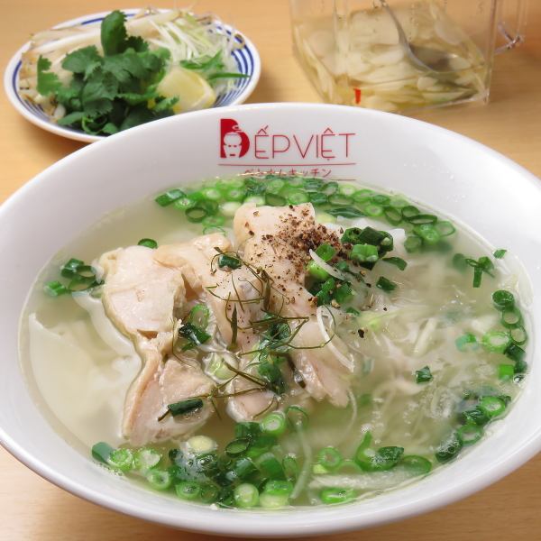 【鶏肉のフォー】つるっとした喉ごしの麺と鶏肉が相性抜群◎素材の味を活かした優しい味わいが自慢の一杯!