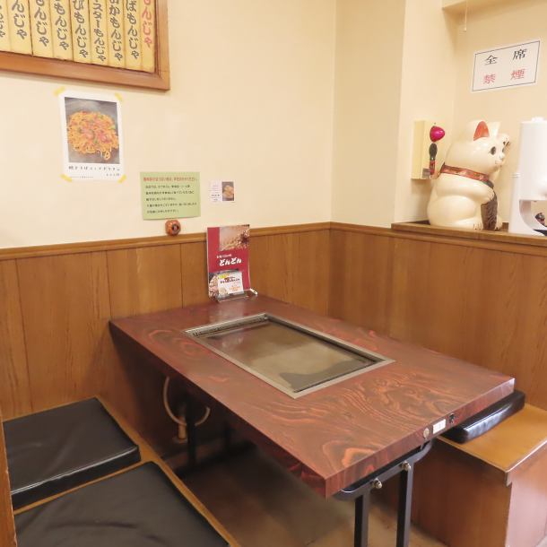 当店には、4名様掛けのテーブル席を3卓ご用意しております。八千代市の隠れ家的なお店で、会社仲間やご友人との宴会、ご家族との食事などのカジュアルなシーンにぴったり♪落ち着いた雰囲気の中で、美味しい料理を楽しみながら、心温まるひとときをお過ごしください◎皆様のご来店をお待ちしております！