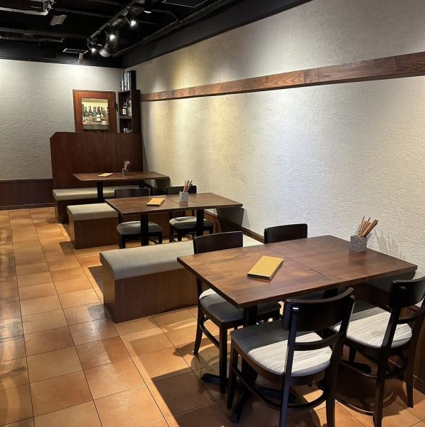 店内は、木の温もりを感じる落ち着いた空間。シェフの調理風景を目の前で楽しめる臨場感あふれるカウンター席は、デートやお一人様でのワインタイムに最適です。広めのテーブル席は、ご友人との会食や記念日のお祝いなど会話を楽しみながらのお食事にぴったり。シーンに合わせて特別な時間をお過ごしください。