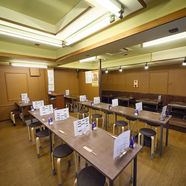 大人数でご利用可能なロングテーブルをご用意！最大10名様でご利用可能です。宴会やグループでのお食事にもピッタリです♪賑やかな雰囲気の当店で楽しい宴会の時間をお過ごしください。