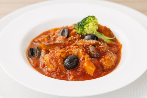 Domestic chicken stewed in tomato sauce