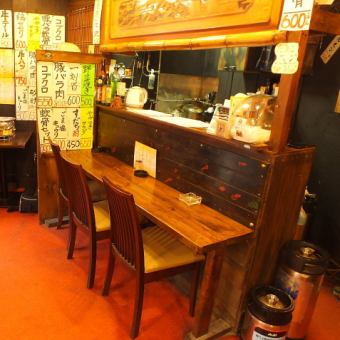 [1至3人的柜台椅] 1至3人的柜台椅，您可以在其中感受到木材的温暖并放松身心。重返工作岗位后，请随意喝一杯。在Chika站的日式yakiniku居酒屋，您可以一次享用一种独特的荷尔蒙！