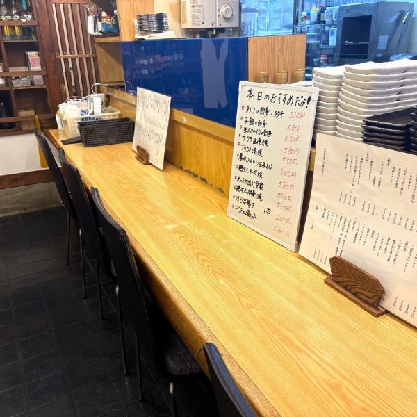 お一人様でも気兼ねなく立ち寄れるカウンター席を完備しております。店主との会話を楽しむこともできる特別なお席です。お仕事帰りのサラリーマンの方にもおすすめで、夜の定食メニューもご用意しているため、夕食メインのご利用も大歓迎。静かに自分時間を過ごしたりと自由にお寛ぎ下さい。
