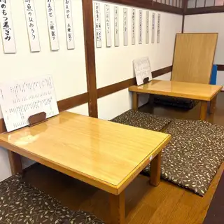 足を伸ばしてゆったりと寛げるお座敷席をご用意しました。小さなお子様連れのご家族や、長居してゆっくりとお酒を楽しみたい宴会に非常に人気です。木の温もりに包まれた空間で、まるで自宅にいるようなリラックスした気分でお食事をお楽しみいただけます。