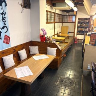 最大34名様までの大規模な貸切に対応しております。フロア全体を贅沢に使い、他のお客様を気にせず盛り上がれるのが最大の魅力です。また、喫煙可能なお席となっておりますので、愛煙家の方が多い宴会でも安心してご利用いただけます。人数や時間帯など、お気軽にお電話にてご相談ください。