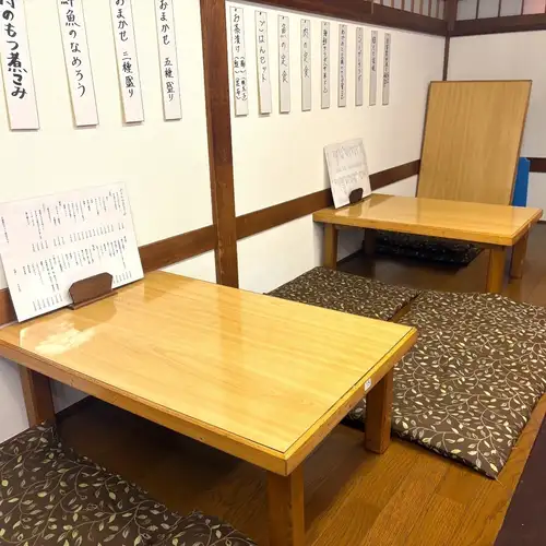 【心温まる居心地】木の質感を活かした落ち着きある店内