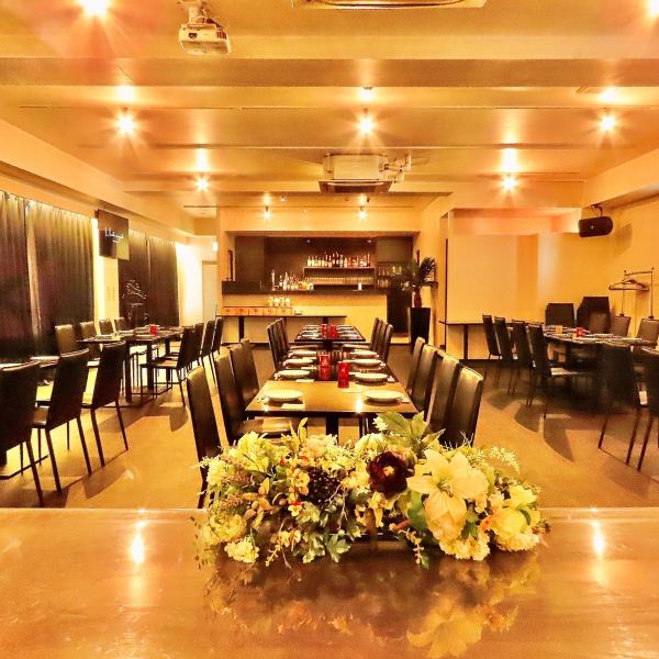 A spacious space that can accommodate up to 100 people.Perfect for wedding after-parties and parties! Up to 150 people can sit for a standing buffet!