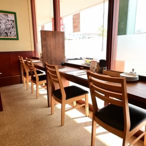 昼は光が差し込む開放的な空間で、ゆったりとしたパスタランチを。夜はしっとりとした大人のバル空間で、自家製サングリアを傾ける横並びのデートに♪お一人様でのちょい飲みからカップルでのディナーまで、シェフ特製の本格イタリアンを気軽に味わえる、使い勝手の良いカウンター席を5席ご用意しております◎