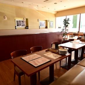 昼は陽光が心地よい空間で、小さなお子様連れも安心の和やかなランチタイムを◎全席禁煙でクッション性の良い4名様掛けソファー席は、ご家族の団らんに最適です。夜はほのかな照明が灯るバルへと表情を変え、ご夫婦でワインやサングリアをゆったりと味わう、落ち着いたディナーにも大活躍します♪