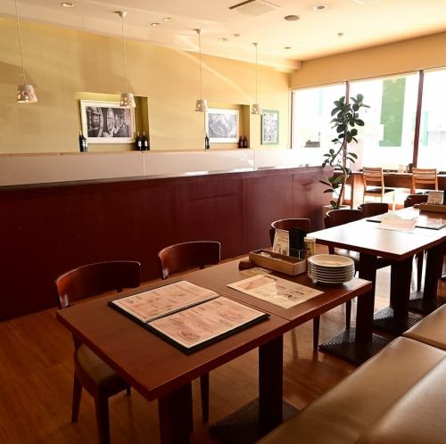 昼は陽光が心地よい空間で、小さなお子様連れも安心の和やかなランチタイムを◎全席禁煙でクッション性の良い4名様掛けソファー席は、ご家族の団らんに最適です。夜はほのかな照明が灯るバルへと表情を変え、ご夫婦でワインやサングリアをゆったりと味わう、落ち着いたディナーにも大活躍します♪