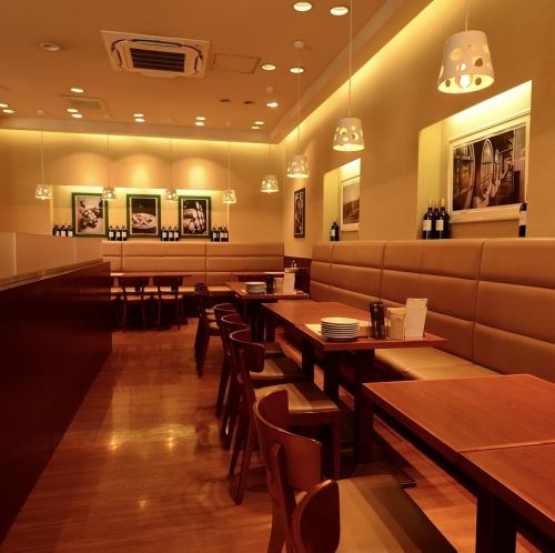 明るい日差しに包まれるランチタイムから一転、ディナーは壁面に並ぶワインボトルが上質な雰囲気を演出するお洒落なバルへ◎女子会や少人数のお集まりに最適な6名様掛けソファー席は全6卓。みんなでシェアして楽しむ熱々のピザや絶品パスタ、種類豊富なワインを囲みながらゆったりと会話が弾む夜をどうぞ♪