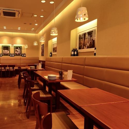 お昼は開放的なカフェ空間、夜は洗練された大人のバルとして、着席時最大52名様までの貸切予約を承っております◎お誕生日のお祝いや打ち上げなど、周囲を気にせずワイワイ盛り上がる特別なパーティーに最適です。充実のコース料理もご用意しておりますので、人数やご予算など店舗までお気軽にご相談ください！