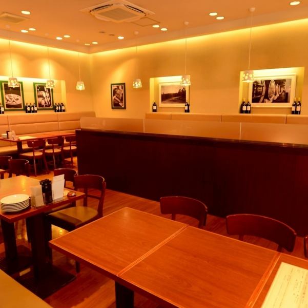 壁面を彩るワインボトルやアートが、本場イタリアのバルに迷い込んだかのような洗練された空間を演出♪深く腰掛けられるソファー席は、大切な方とのデートや大人女子会など、少人数でのお集まりに最適です。気取らずに過ごせる心地よい空気に包まれ、時間を忘れてグラスを傾ける夜のひとときをお約束いたします◎