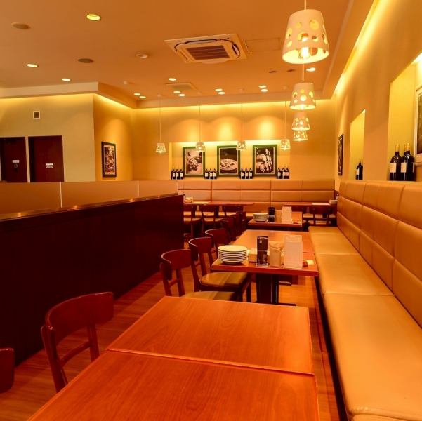 広々とした温かみのある空間に、香ばしく焼き上がったピザや、濃厚なソースが絡む茹でたてパスタの芳醇な香りが漂います。最大52名様までの貸切にも対応しており、充実のコース料理で大人数のご宴会も大満足◎ワインと絶品イタリアンを囲み、気心の知れたお仲間とワイワイ語り合う、笑顔が溢れる特別な夜を演出します♪