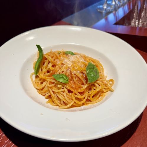 特製トマトソースとフレッシュバジルのパスタ
