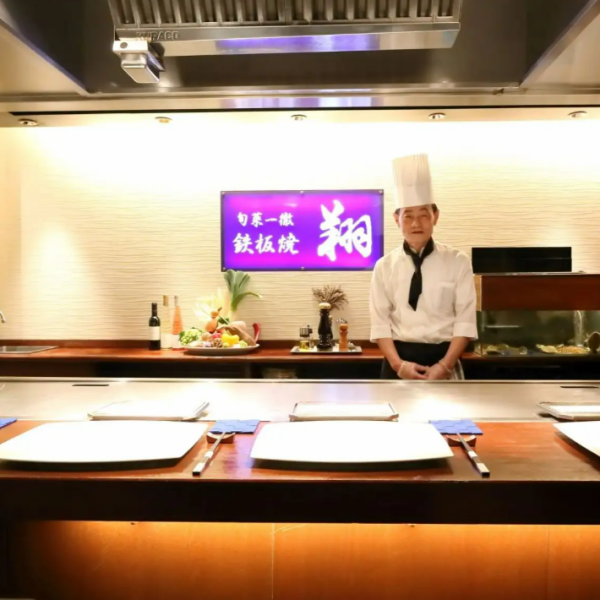 【デート・記念日に】臨場感溢れるカウンター席はまさに特等席。料理人一筋40年のシェフが目の前で大和牛を焼き上げます。心地よい音や芳醇な香りが食欲を刺激し、五感で楽しむ美食体験を。10歳未満はお断りの落ち着いた大人の空間で、大切な方と優雅なディナータイムをお過ごしください。