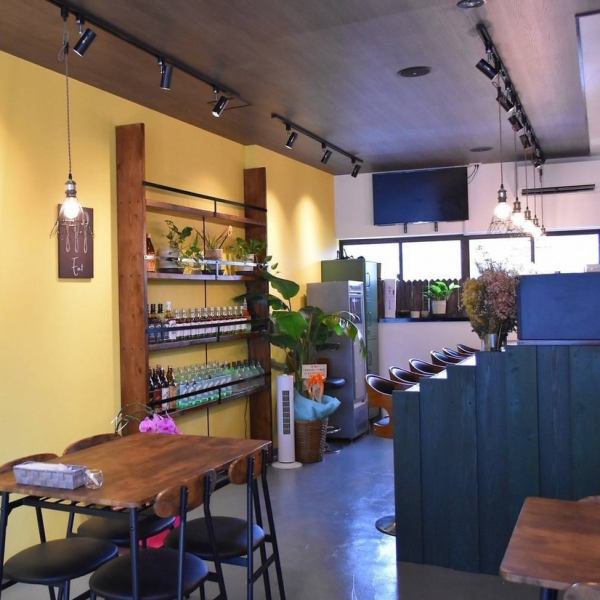 お一人様でも居心地良く過ごせる、カウンター席を6席ご用意しています。温かみのある照明と落ち着いた内観は、仕事帰りの一杯や、ふらっと立ち寄るのにも最適です◎初めての方も大歓迎。誰にも邪魔されない空間で、料理とお酒をゆっくりと味わい、大人の贅沢なひとときをお過ごしください。