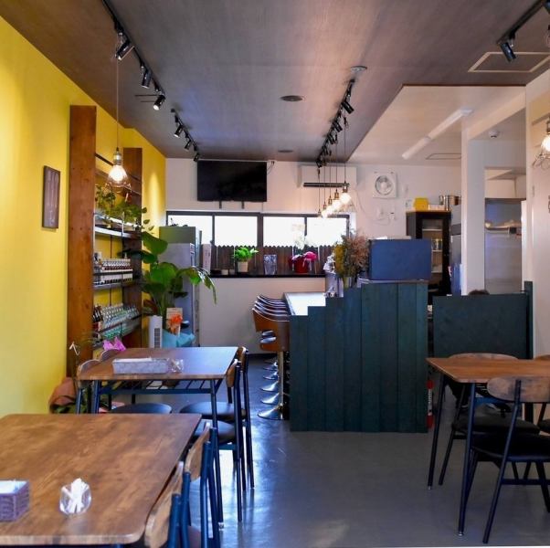 4名掛けのテーブル席を4卓ご用意しており、グループでのご利用におすすめです。温かく落ち着いた雰囲気の空間で、リラックスしてお食事を楽しめます◎気の置けない仲間との飲み会や家族での食事など、様々なシーンでご活用ください。気軽に入りやすい心地よい空間づくりを心がけております。