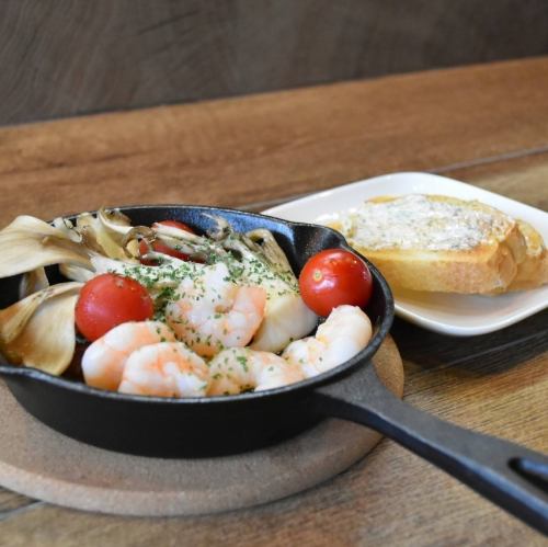 自製香料和熱氣騰騰的蒜蓉醬是佐酒小吃的完美選擇。