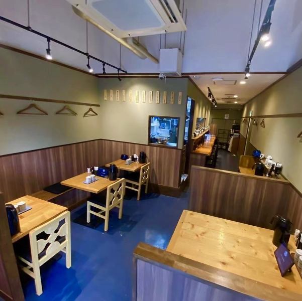 Newly opened, the deep interior is clean and there are multiple table seats for 2 or 4 people.Perfect for small lunches with colleagues and close friends, or for a little drink.