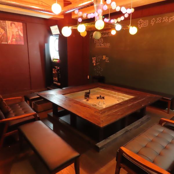 [Hearth] Enjoy a drink in a nostalgic atmosphere while surrounding the large hearth, which is inspired by a summer festival in the countryside, which the owner was particular about ♪ We can accommodate up to 16 people ♪