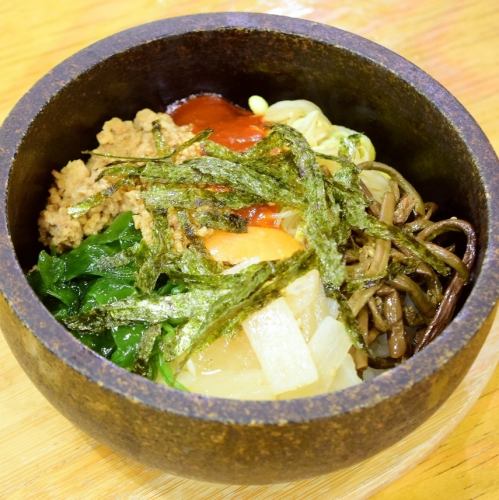 돌솥 비빔밥 (한국식 まぜご飯)