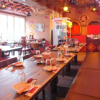 落ち着いた雰囲気の店内。ゆったりと配置されたテーブル席は広くご利用いただけますので、友人同士や会社の宴会にも是非。