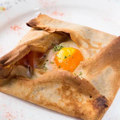 盡情享受賞月的樂趣，品嚐我們的「溏心蛋餡餅」等美食！
