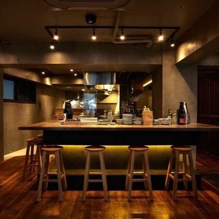 【ゆったり心地よいカウンター席】落ち着いたシックなカウンター席でじっくりと日本酒や炉端焼き、各種鍋料理をお楽しみいただけます！イチオシの日本酒、焼酎が揃っておりますのでじっくりと料理を堪能したい方やデートでのご利用にもピッタリ♪