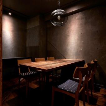 4 名掛テーブル席のご用意もございます。