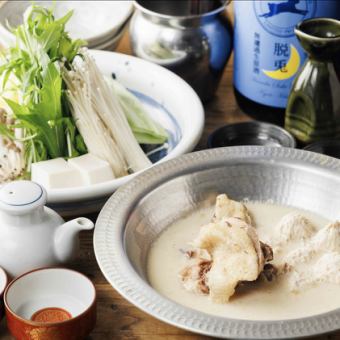 仅限网上预约!原价6000日元,现价5500日元,包含2小时畅饮+自选猪头火锅、水炊火锅、黑喉鲈鱼等8道菜。