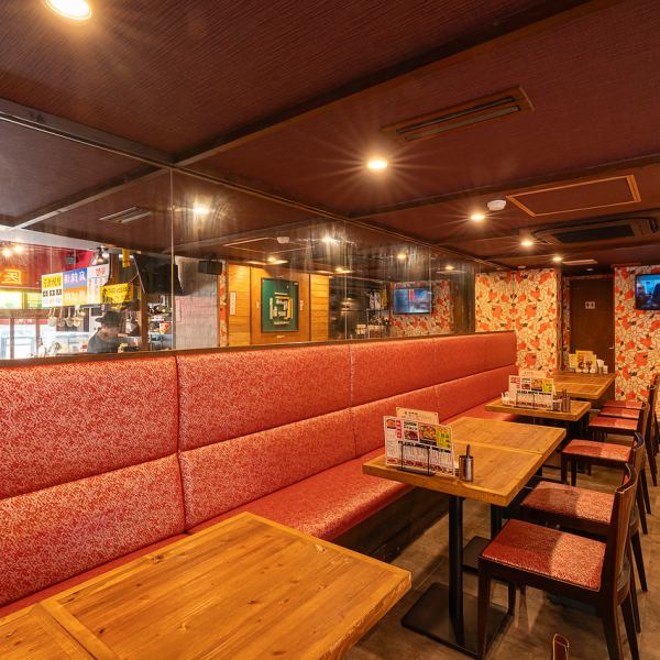 【少人数、中規模宴会に◎】3～20名様まで着席可能なテーブルをご用意！宴会や飲み会、仕事帰りのサク飲み、デートなどさまざまなシーンでご利用いただけます！