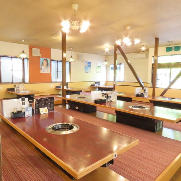 明るく開放感あふれる店内は、訪れる人々を心地よく迎え入れます！活気に満ちた雰囲気の中で、友達や家族と楽しい時間を過ごすことができるのが魅力です♪特に、座敷席はグループでの利用に最適で、心ゆくまでリラックスしながら食事を楽しめます！広々とした空間は、混雑感を感じさせず、ゆったりしたひとときを提供します