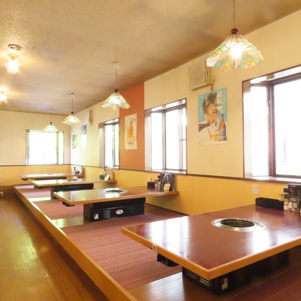 明るい光が差し込む開放的な店内で、賑やかで活気あふれるひとときを♪賑やかな雰囲気の中、大人数での食事を楽しむための座敷席も完備しています！広々とした空間は、ゆったりとした時間を提供し、リラックスした食事が楽しめる♪友人や家族と共に、楽しい思い出を作る場所として最適。心地よいひとときを過ごしましょう♪