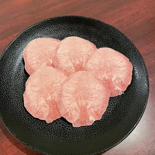 【定番メニュー】和牛タン薄切り！こちらも超コスパ◎商品！和牛タンは焼肉すけさんさんにお任せください！
