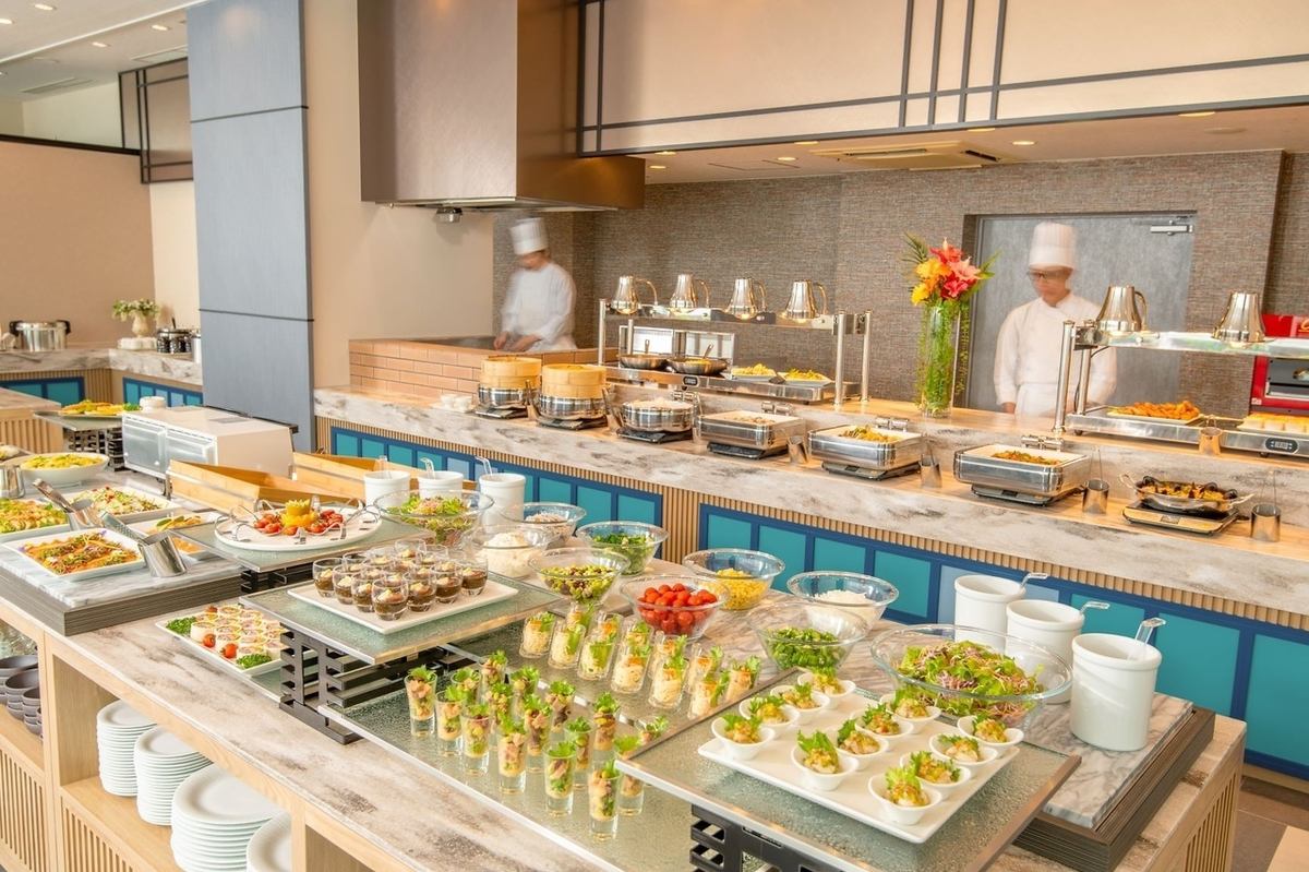 現場廚房新鮮烹調的餐點。可以眺望櫻島美景的自助餐廳