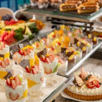 Enjoy as many original sweets as you like from the hotel's pastry chefs at the Sakurajima Dessert Buffet in March!