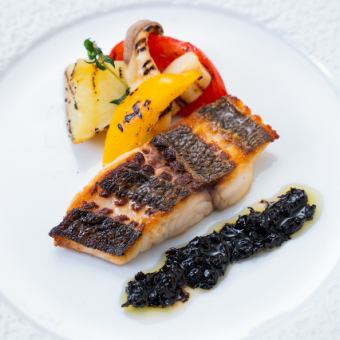 [May 11th - July 3rd] Weekday half-buffet where you can choose your favorite dishes, including fish and meat dishes.