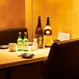 我们有充足的座位，适合小型团体，是与朋友、伴侣、家人或同事轻松小酌的理想之选。我们的年末和新年派对、内脏火锅、海鲜以及畅饮套餐都非常受欢迎！