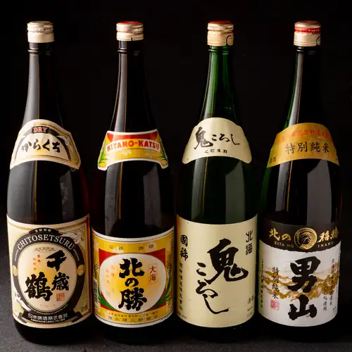 我们提供多种酒精饮料，包括清酒、烧酒、高球鸡尾酒、酸味鸡尾酒和葡萄酒！