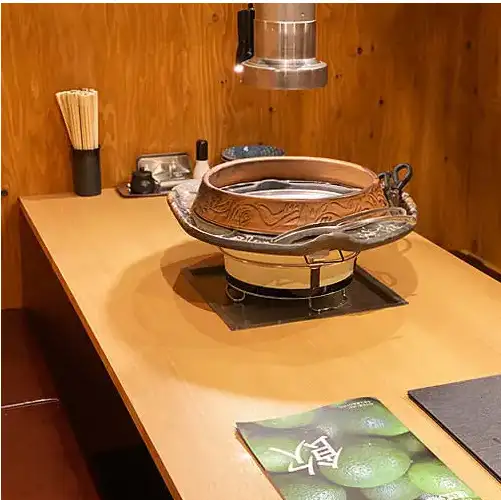 少人数でも落ち着いてお食事が楽しめるテーブル席を完備しております。ご友人との集まりやデート、お子様連れも歓迎!様々なシーンでお気軽にご活用いただけます。