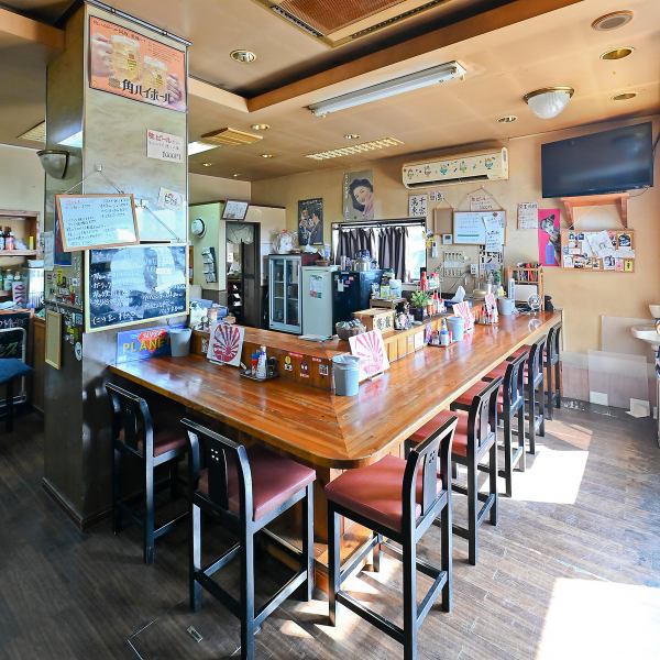 昔ながらの温かさが残るアットホームな居酒屋です。お一人様でも気軽に立ち寄れるカウンター席と、グループでゆったりとくつろげるお座敷席をご用意◎お飲み物は、ビールやハイボール、焼酎まで豊富に取り揃えております。お料理は、こだわりのもつ煮や一品料理、揚げ物など、お酒にぴったりのメニューをご用意しています