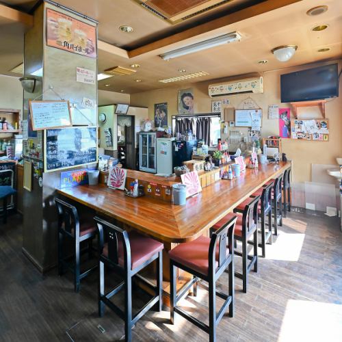 <p>昔ながらの温かさが残るアットホームな居酒屋です。お一人様でも気軽に立ち寄れるカウンター席と、グループでゆったりとくつろげるお座敷席をご用意◎お飲み物は、ビールやハイボール、焼酎まで豊富に取り揃えております。お料理は、こだわりのもつ煮や一品料理、揚げ物など、お酒にぴったりのメニューをご用意しています</p>