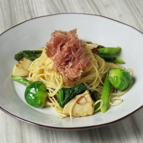 Peperoncino with spring vegetables and prosciutto