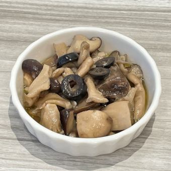 4種のキノコのオリーブマリネ