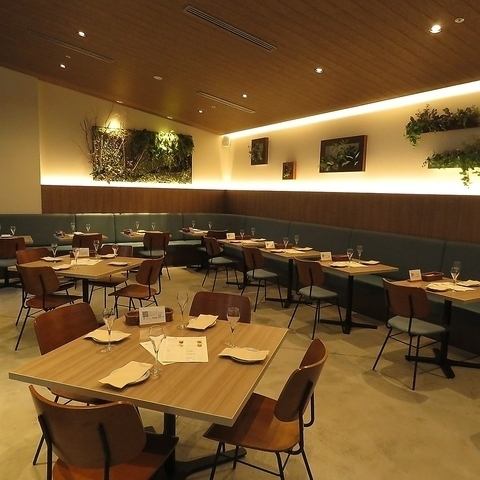 最大120名様の貸切も可能です！おひとり様はもちろん、デートや女子会や会社宴会など様々なシーンや人数に対応いたします。ゆったりとお寛ぎいただけるような空間はどんなシーンにもぴったり◎30名様前後のフロア貸切も可能です！お気軽にお問い合わせください！