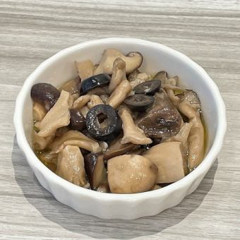 4種のキノコのオリーブマリネ