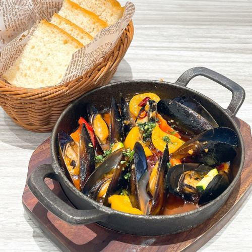 Garlic ajillo with mussels and colorful summer vegetables